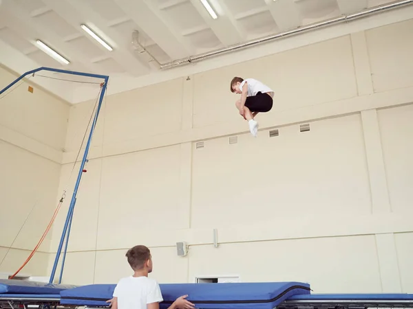 GOMEL, BELARUS - NOVEMBER 30, 2018: training and athletes on the trampoline. — Stock Photo, Image