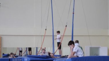 Gomel, Belarus - 30 Kasım 2018: eğitim ve sporcular trambolin üzerinde.