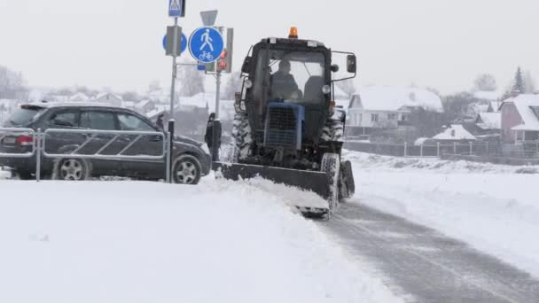白俄罗斯戈梅利 2018年12月1日 城市的市政服务用拖拉机清除街道上的雪 — 图库视频影像