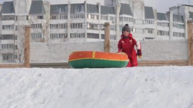 Gomel, Belarus - 18 Kasım 2018: kış kar eğlenceli. Çocuk bir boru bir slayttan binmek..
