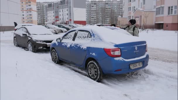 Gomel Belarus December 2018 Man Cleans His Car Snow — Stock Video