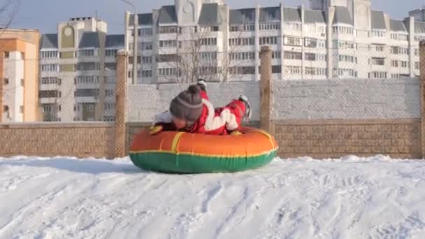 Gomel Białoruś Listopada 2018 Zima Śnieg Zabawy Dzieci Jeżdżą Rurki — Wideo stockowe