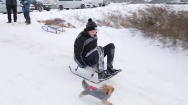 Gomel, Belarus - 1 Aralık 2018: Kış eğlenceli. Çocuklar ebeveynleri ile bir kar tepeye sledging git.