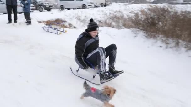白俄罗斯戈梅利 2018年12月1日 冬季乐趣 有父母的孩子们在雪山上滑雪橇 — 图库视频影像