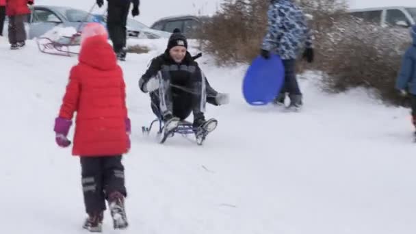 Gomel Białoruś Grudnia 2018 Zimowe Zabawy Dzieci Rodzicami Przejdź Sanki — Wideo stockowe