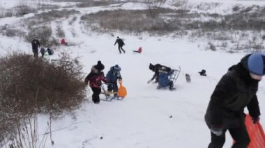 Gomel, Belarus - 1 Aralık 2018: Kış eğlenceli. Çocuklar ebeveynleri ile bir kar tepeye sledging git.