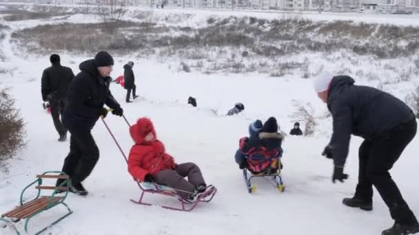 Gomel Belarus Diciembre 2018 Winter Fun Niños Con Padres Van — Vídeo de stock