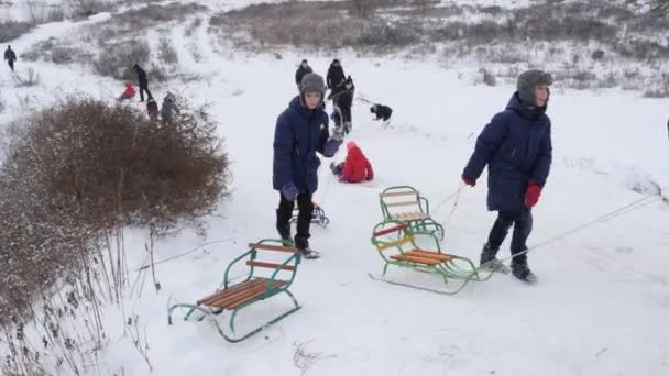 Gomel Weißrussland Dezember 2018 Winterspaß Kinder Mit Eltern Rodeln Auf — Stockvideo