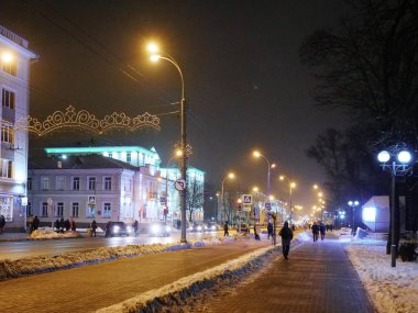 Gomel, Belarus - 3 Aralık 2018: Sürüklenir şehrin gece aydınlatma sokak üzerinde