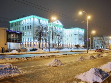 Gomel, Belarus - 3 Aralık 2018: Gece aydınlatma araştırmacı komitede bina