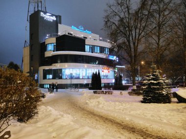 Gomel, Belarus - 3 Aralık 2018: bir alışveriş bina gece aydınlatma karmaşık
