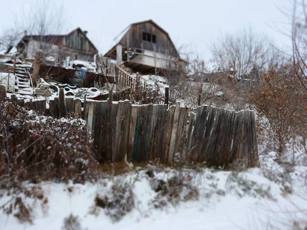 Disordine Una Casa Abbandonata Una Recinzione Inverno — Foto Stock