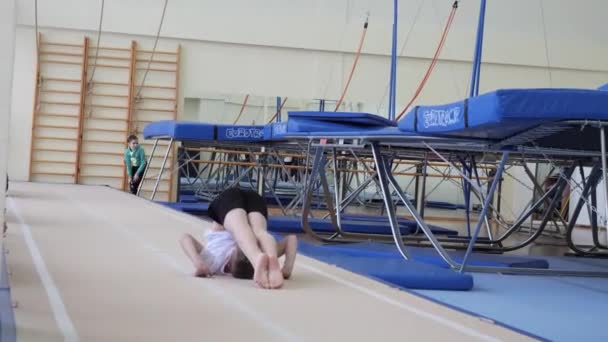 白俄罗斯戈梅利 2018年11月30日 在蹦床和跑步机上交出2005年运动员自由泳运动类别的标准 — 图库视频影像