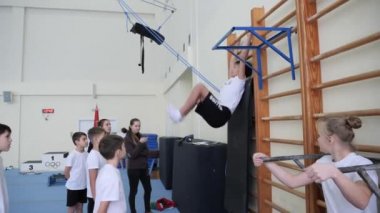 Gomel, Belarus - 30 Kasım 2018: teslim serbest stil spor kategorisi için standartların sporcular 2005 2008 trambolin ve koşu bandı için