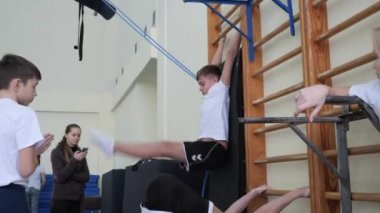 Gomel, Belarus - 30 Kasım 2018: teslim serbest stil spor kategorisi için standartların sporcular 2005 2008 trambolin ve koşu bandı için