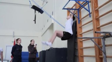 Gomel, Belarus - 30 Kasım 2018: teslim serbest stil spor kategorisi için standartların sporcular 2005 2008 trambolin ve koşu bandı için