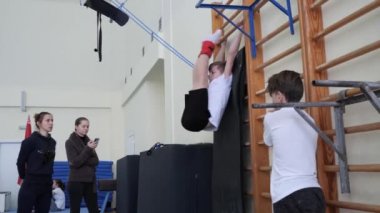 Gomel, Belarus - 30 Kasım 2018: teslim serbest stil spor kategorisi için standartların sporcular 2005 2008 trambolin ve koşu bandı için