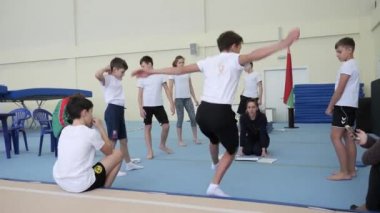 Gomel, Belarus - 30 Kasım 2018: teslim serbest stil spor kategorisi için standartların sporcular 2005 2008 trambolin ve koşu bandı için