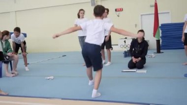 Gomel, Belarus - 30 Kasım 2018: teslim serbest stil spor kategorisi için standartların sporcular 2005 2008 trambolin ve koşu bandı için