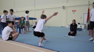 Gomel, Belarus - 30 Kasım 2018: teslim serbest stil spor kategorisi için standartların sporcular 2005 2008 trambolin ve koşu bandı için