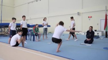 Gomel, Belarus - 30 Kasım 2018: teslim serbest stil spor kategorisi için standartların sporcular 2005 2008 trambolin ve koşu bandı için