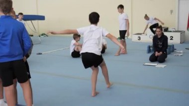 Gomel, Belarus - 30 Kasım 2018: teslim serbest stil spor kategorisi için standartların sporcular 2005 2008 trambolin ve koşu bandı için