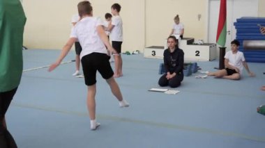 Gomel, Belarus - 30 Kasım 2018: teslim serbest stil spor kategorisi için standartların sporcular 2005 2008 trambolin ve koşu bandı için