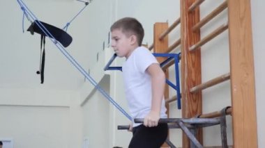 Gomel, Belarus - 30 Kasım 2018: teslim serbest stil spor kategorisi için standartların sporcular 2005 2008 trambolin ve koşu bandı için