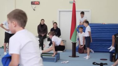 Gomel, Belarus - 30 Kasım 2018: teslim serbest stil spor kategorisi için standartların sporcular 2005 2008 trambolin ve koşu bandı için