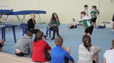 Gomel, Belarus - 30 Kasım 2018: teslim serbest stil spor kategorisi için standartların sporcular 2005 2008 trambolin ve koşu bandı için