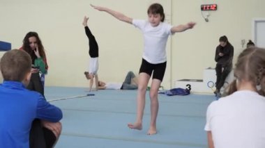 Gomel, Belarus - 30 Kasım 2018: teslim serbest stil spor kategorisi için standartların sporcular 2005 2008 trambolin ve koşu bandı için