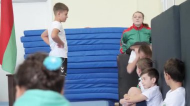 Gomel, Belarus - 30 Kasım 2018: teslim serbest stil spor kategorisi için standartların sporcular 2005 2008 trambolin ve koşu bandı için