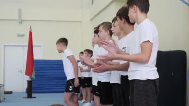 Gomel, Belarus - 30 Kasım 2018: teslim serbest stil spor kategorisi için standartların sporcular 2005 2008 trambolin ve koşu bandı için