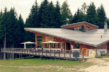 Auronzo di Cadore, İtalya 10 Ağustos 2018: mülteciler dağın zirvesinde
