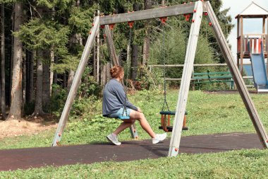 kız bahçesinde bir salıncak üzerinde sürme