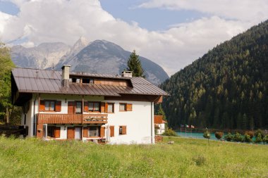 Auronzo di Cadore, İtalya. 10 Ağustos 2018 güzel turistik dağ town
