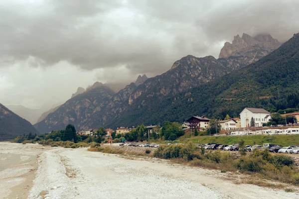 Una Pintoresca Vista Ciudad Las Estribaciones Los Alpes —  Fotos de Stock