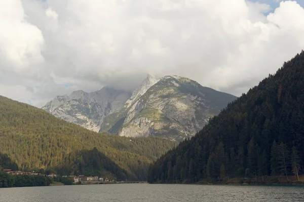 Una Pintoresca Vista Ciudad Las Estribaciones Los Alpes — Foto de Stock