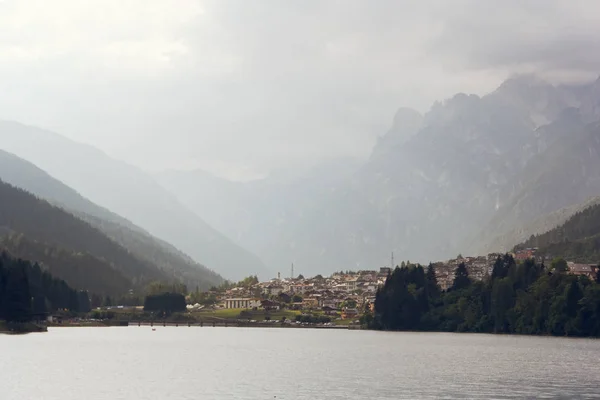 Una Pintoresca Vista Ciudad Las Estribaciones Los Alpes — Foto de Stock
