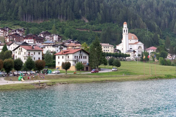 Una Pintoresca Vista Ciudad Las Estribaciones Los Alpes — Foto de Stock