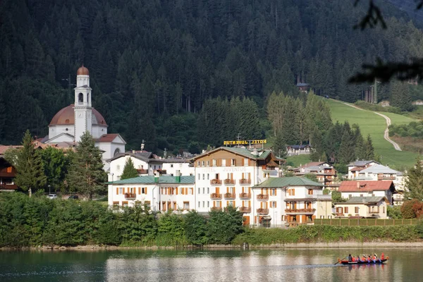 Una Pintoresca Vista Ciudad Las Estribaciones Los Alpes — Foto de Stock