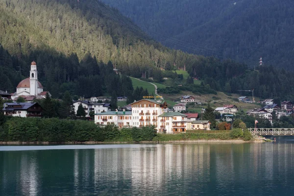 Una Pintoresca Vista Ciudad Las Estribaciones Los Alpes — Foto de Stock