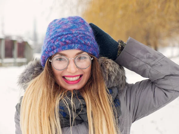 Mooi Blij Meisje Kou Een Blauwe Hoed Ronde Bril — Stockfoto