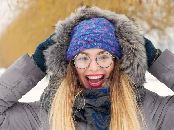 Schönes Glückliches Mädchen Der Kälte Mit Blauem Hut Und Runder — Stockfoto