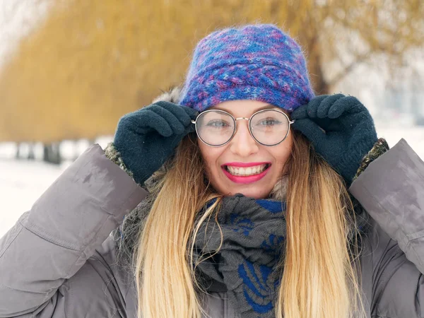 Schönes Glückliches Mädchen Der Kälte Mit Blauem Hut Und Runder — Stockfoto