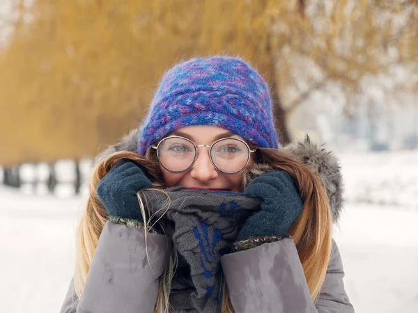 İçinde belgili tanımlık soğuk mavi bir şapka ve gözlük yuvarlak güzel mutlu kız