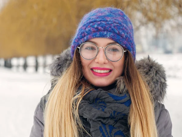 Счастливая Девушка Морозе Синей Шляпе Круглых Очках — стоковое фото