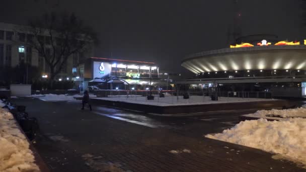 Gomel, Bělorusko - 10 prosince 2018: Cirkusová budova a Sovetskaya Street v noční osvětlení. — Stock video