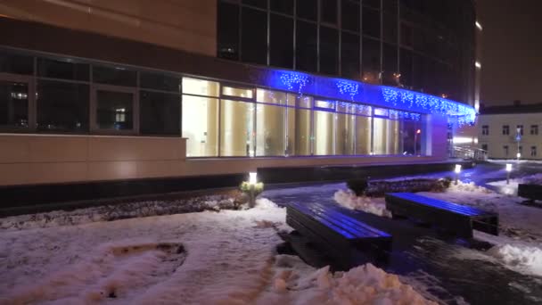 Gomel, Vitryssland - 10 December 2018: Byggnad av Veb banken i natt belysning. — Stockvideo