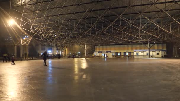 GOMEL, BELARUS - DECEMBER 10, 2018: Outdoor ice rink in night illumination. — Stock Video
